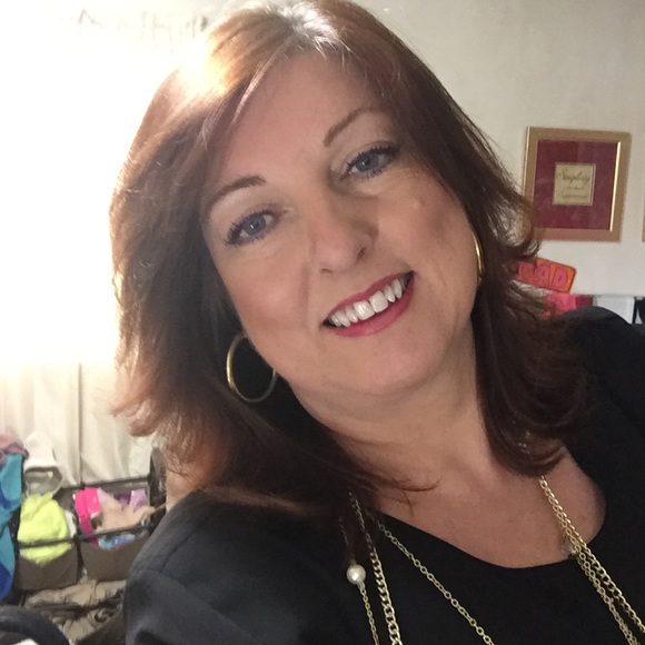 Meet your Posher, Dee - Picture 2 of 4